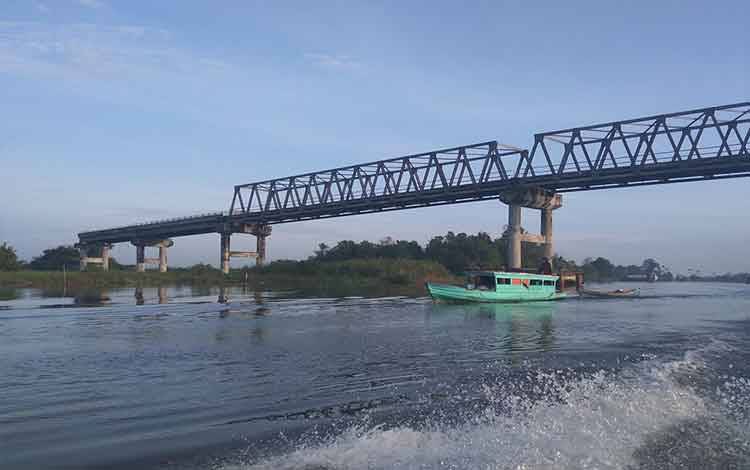 Bupati Sukamara, Windu Subagio saat memantau Jembatan Jelai.