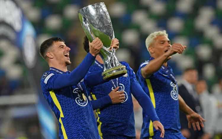 Gelandang Mason Mount dan rekan-rekan satu timnya merayakan keberhasil merebut trofi Piala Super Eropa setelah menghempaskan Villarreal di Windsor Park di Belfast pada 11 Agustus 2021. Chelsea diyakini menjadi tim yang paling mungkin meruntuhkan City musim ini. (AFP/PAUL ELLIS)