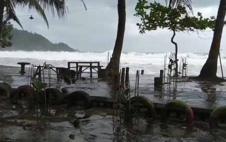 Suasana banjir rob di Pantai Blado, Munjungan, Kamis (12/8/2021) (ANTARA/HO)