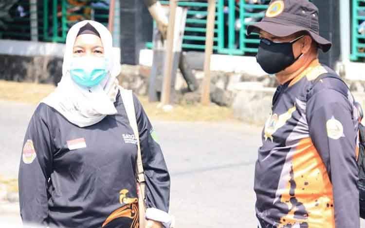 Ketua Harian Satgas Covid-19 Kota Palangka Raya, Emi Abriyani memimpin razia protokol kesehatan  