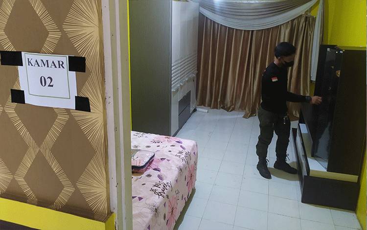 Petugas membersihkan ruangan di rumah isolasi mandiri yang disediakan Pemerintah Kabupaten Kotawaringin Timur.