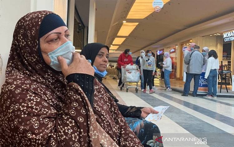 Arsip - Warga Mesir memakai masker di dalam pusat perbelanjaan City Centre menjelang Black Friday, di tengah pandemi virus corona (COVID-19), di wilayah pinggiran Maadi, Kairo, Mesir, Kamis (26/11/2020). (ANTARA FOTO/REUTERS/Amr Abdallah Dalsh/NZ/djo)