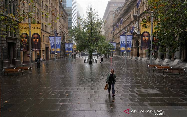 Seorang warga berjalan di Martin Place, yang tidak biasanya sunyi, di pusat kota di Sydney, Australia, Rabu (30/6/2021), saat penguncian diterapkan untuk membatasi penyebaran penyakit virus corona (COVID-19). ANTARA FOTO/REUTERS/Loren Elliott/hp/cfo