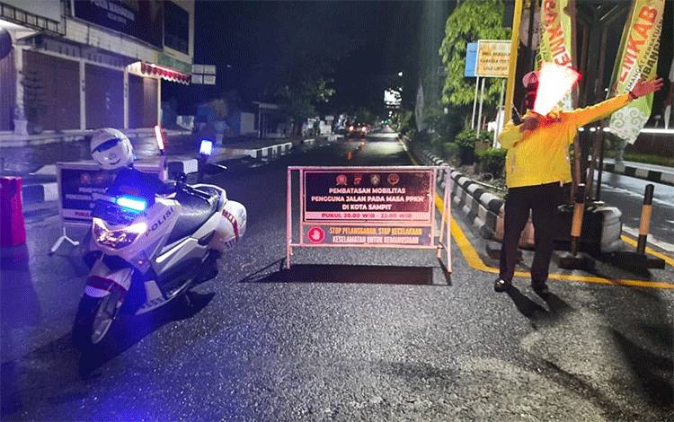 Suasana Jalan Achmad Yani Sampit saat ditutup, Sabtu malam, 14 Agustus 2021.