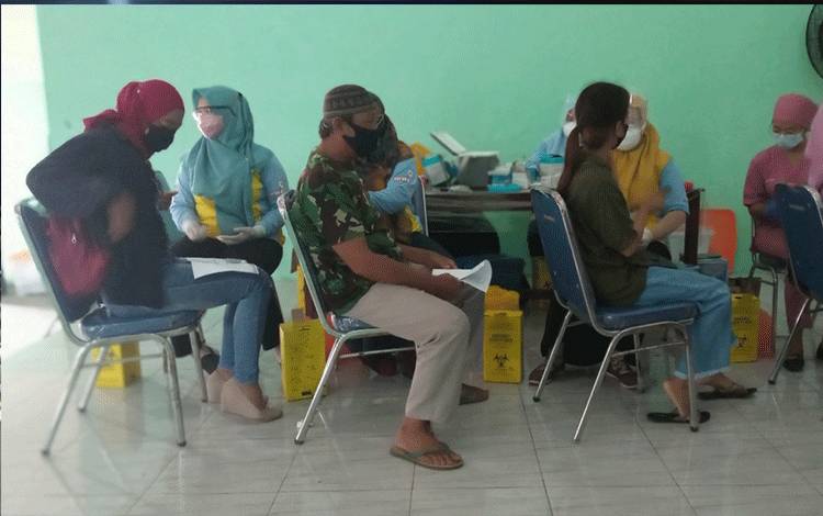 Pelaksanaan vaksinasi di GOR Desa Natai Baru, Kecamatan Arsel, Kabupaten Kobar, Minggu, 15 Agustus 2021.