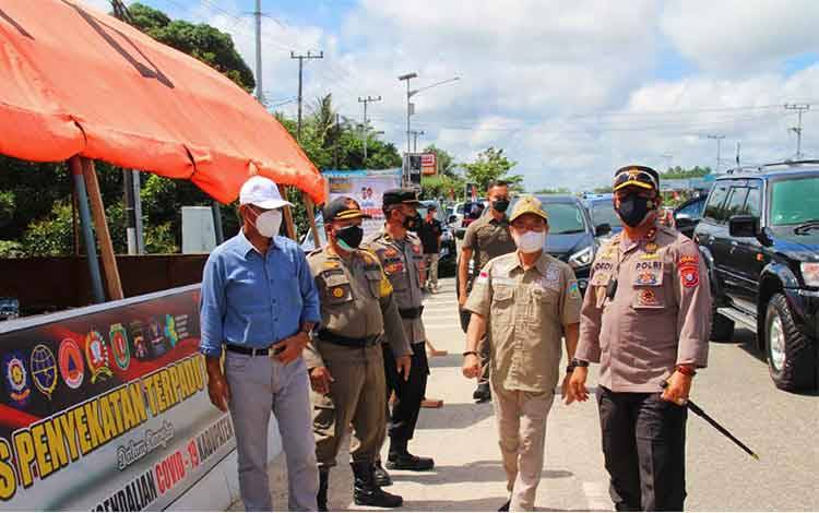 Kapolda Kalteng Irjen Dedi Prasetyo bersama bupati dan pejabat lainnya meninjau pos penyekatan terpadu di Kabupaten Katingan.