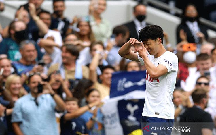 Penyerang Tottenham Hotspur Son Heung-min melakukan selebrasi seusai menjebol gawang Manchester City dalam laga pekan pembuka Liga Inggris 2021/22 di Stadion Tottenham Hotspur, London, Inggris, Minggu (15/8/2021). (ANTARA/REUTERS/David Klein)