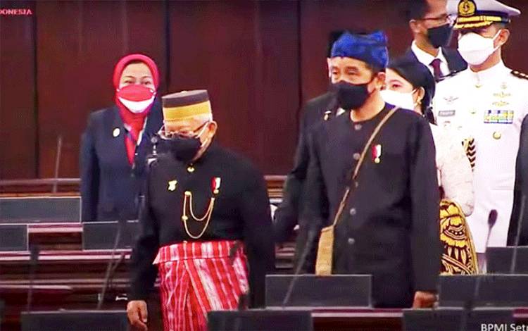 Tangkapan Layar - Presiden RI Joko Widodo (Jokowi) mengenakan pakaian adat dari Suku Baduy di Sidang Tahunan MPR RI dan Pidato Kenegaraan Presiden RI dalam rangka peringatan HUT Ke-76 RI, serta Sidang Bersama DPR RI dan DPD RI yang digelar di Kompleks Parlemen, Senayan, Jakarta, Senin (16/8/2021). ANTARA/Indra Arief