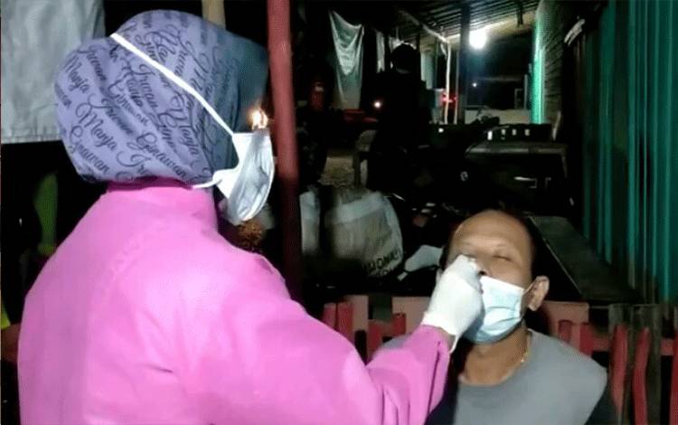 Tim Satgas Covid-19 Kapuas saat melakukan pemeriksaan swab antigen secara acak bagi warga pelanggar prokes di Kota Kuala Kapuas.
