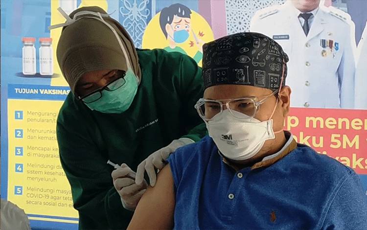 Tenaga kesehatan di RSUD dr Murjani Sampit saat di vaksin tahap ketiga.
