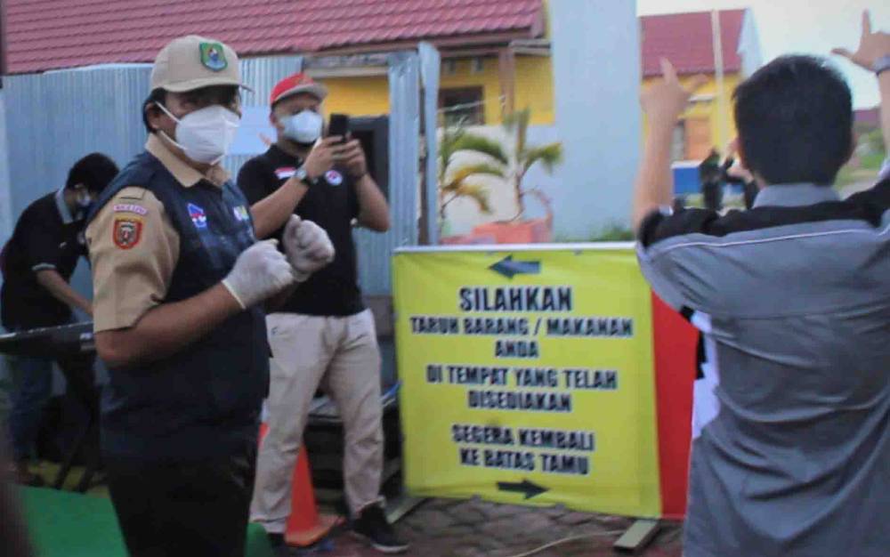 Ketua Kwarcab Pramuka Kapuas Suwarno Muriyat saat lakukan baksos dan hibur warga jalani karantina di perumahan NSD.