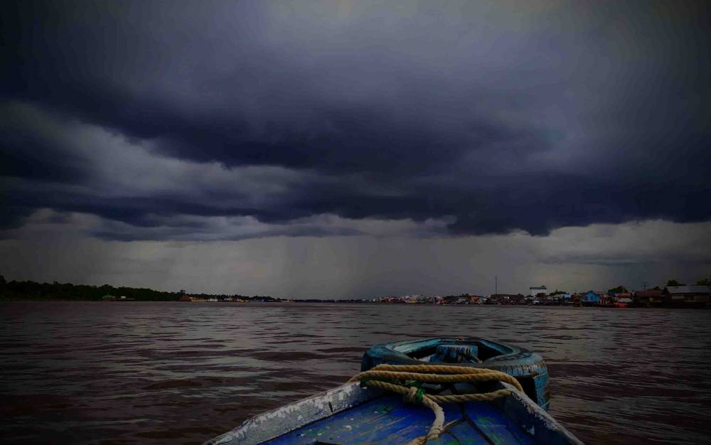 Awan hitam di langit Kota Sampit, sebelum terjadi hujan diserai angin kencang dan petir. 