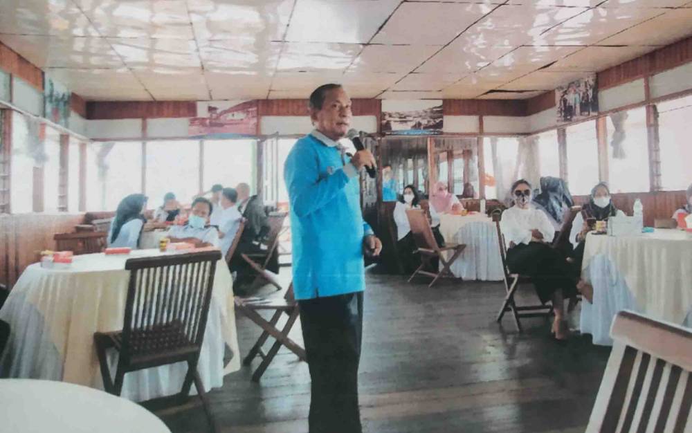FOTO DOKUMEN - Komisi Penanggulangan Aids Kotawaringin Timur memberikan penyuluhan terkait HIV/AIDS di atas kapal wisata untuk jajaran Dinas Pariwisata Kotawaringin Timur.