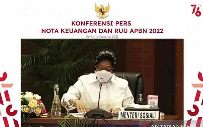 Tangkapan layar Menteri Sosial Tri Rismaharini dalam Konferensi Pers Nota Keuangan dan RUU APBN 2022 secara daring di Jakarta, Senin (16/8/2021). (foto : ANTARA/Sanya Dinda)