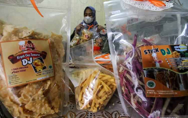 ilustrasi - Pelaku Usaha Mikro Kecil Menengah (UMKM) menata aneka produk makanan industri rumahan yang sudah diberi lebel kemasan di Lhokseumawe, Aceh, Jumat (13/8/2021). ANTARA FOTO/Rahmad/hp. (ANTARA FOTO/RAHMAD)