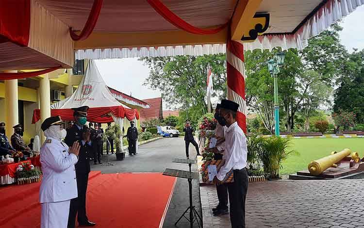 Bupati Kobar, Nurhidayah didampingi Kalaps Pangkalan Bun mengucapkan selamat kepada 2 warga binaan Lapas Pangkalan Bun yang menerima HUT RI ke 76 secara simbolis, Jumat, 17 Agustus 2021.