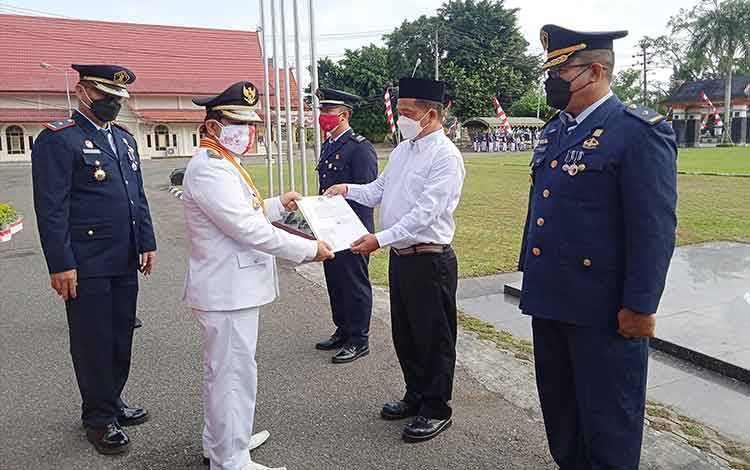Bupati Barito Timur menyerahkan Surat Keputusan Dirjen Pemasyarakatan kepada warga binaan Rutan Tamiang Layang.