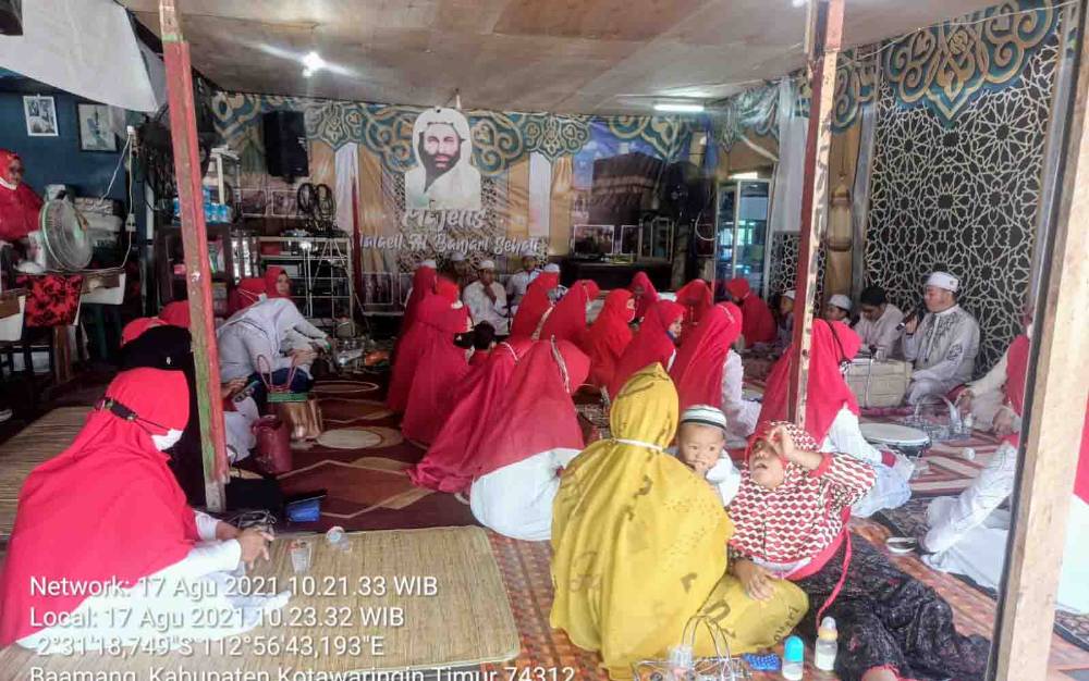 Suasana doa bersama di Majelis Taklim Habsyi Al-Banjari Sahati di Sampit, Kotawaringin Timur.