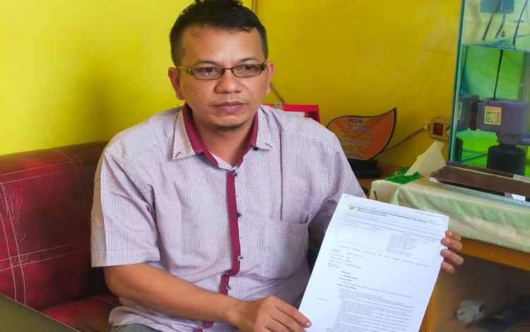 Parlin Hutabarat menunjukkan surat salinan bukti putusan dari Pengadilan Negeri Kasongan