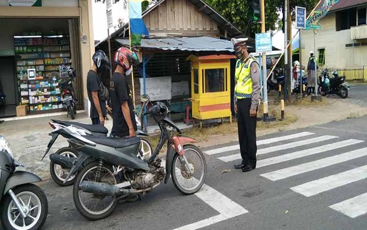 Personel Satlantas Polres Seruyan mengajak pengendara untuk sejenak mengheningkan cipta