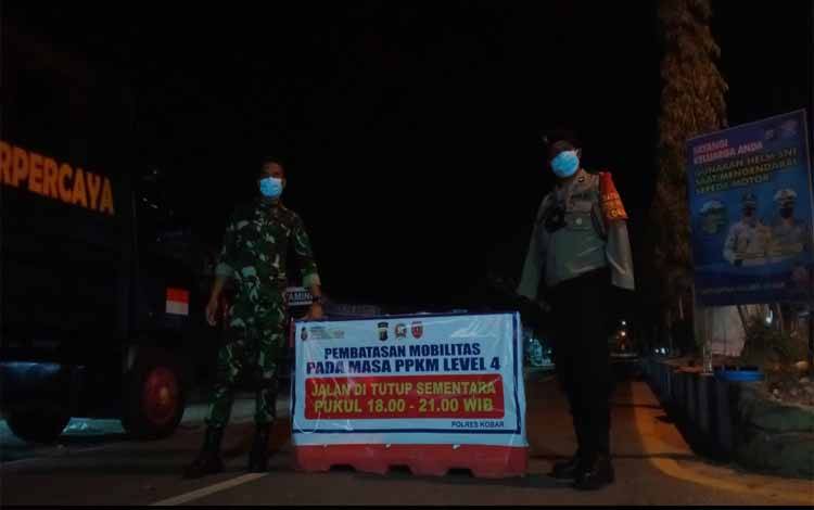 Personel TNI dan Polri saat berjaga di titik penyekatan dalam Kota Pangkalan Bun. Seperti direncanakan kegiatan tersebut berakhir Selasa, 17 Agustus 2021