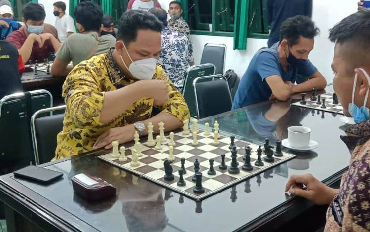 Bupati Lamandau, Hendra Lesmana dan Dandim 1017 saat mengikuti turnamen catur yang digelar Kodim Lamandau.