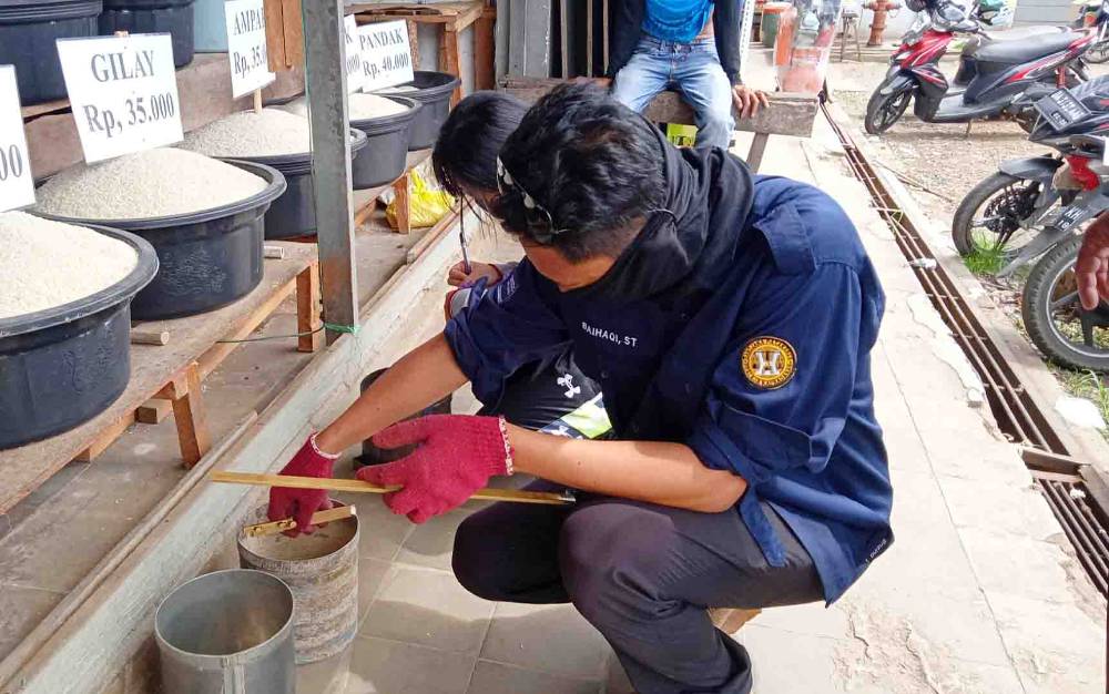 Petugas metrologi Dinas Perdagangan, Koperasi dan UKM Kabupaten Barito Timur mengecek alat takar yang digunakan pedagang beras, Rabu, 18 Agustus 2021.