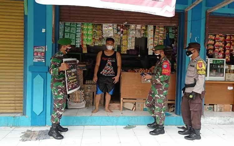 Petugas Yustisi gabungan dari Koramil Arut Selatan dan Polsek Arsel, beri sanksi menyanyikan lagu Indonesia Raya pada pelanggar Prokes