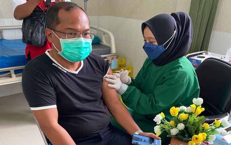 Kepala Dinas Kesehatan Kalteng Suyuti Syamsul saat menerima suntikan vaksin ketiga