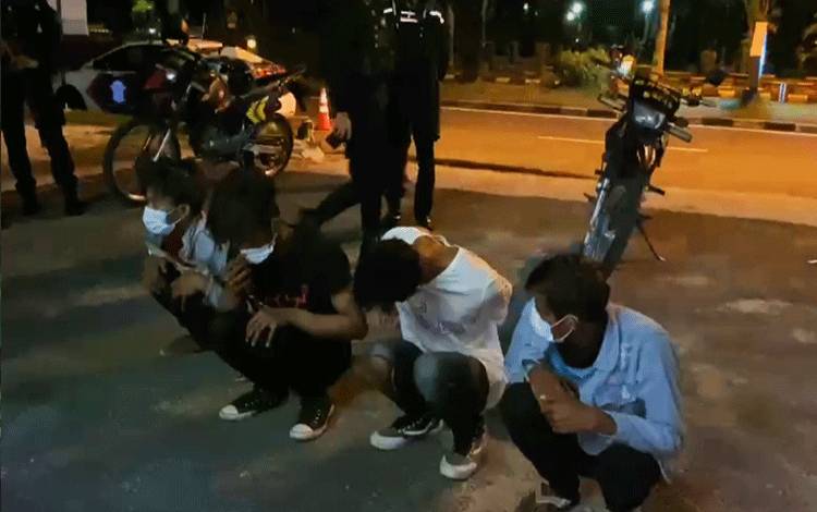  Empat pemuda mabuk saat dibawa ke Pos Lalulintas Bundaran Besar Palangka Raya.