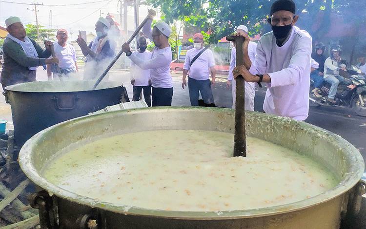 Suasana memasak bubur asyura di Masjid Madinatul Almukaromah, Sampit, Kotawaringin Timur, menggunakan panci besar.