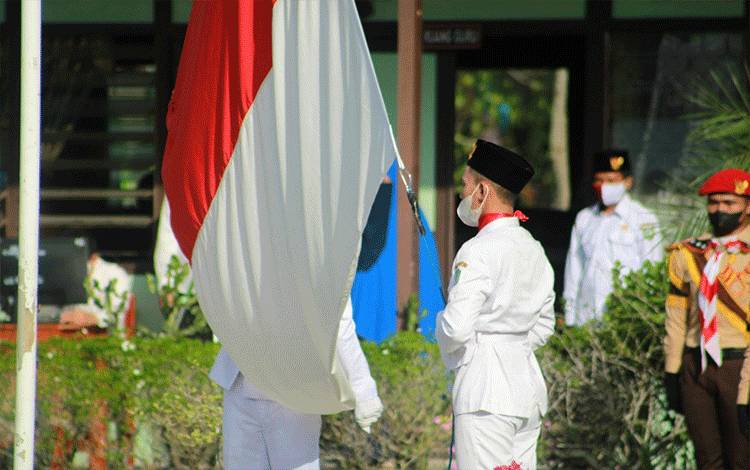 Prosesi menaikan bendera dalam upacara yang dilaksanakan di salah satu sekolah di Sampit, Kotawaringin Timur.