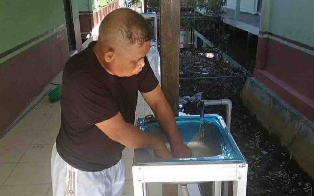 Pemasangan sarana tempat cuci tangan di MIN 3 Kapuas.