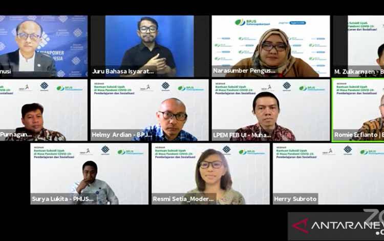 Sekjen Kemnaker Anwar Sanusi (panel kiri atas) dan Sesditjen PHI dan Jamsos Kemnaker Surya Lukita Warnam (panel kiri bawa) dalam diskusi virtual, dipantau dari Jakarta, Kamis (19/8/2021)