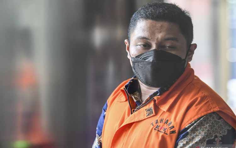 Mantan penyidik KPK Stepanus Robin Pattuju menuju mobil tahanan usai menjalani pemeriksaan di Gedung KPK, Jakarta, Selasa (27/7/2021)