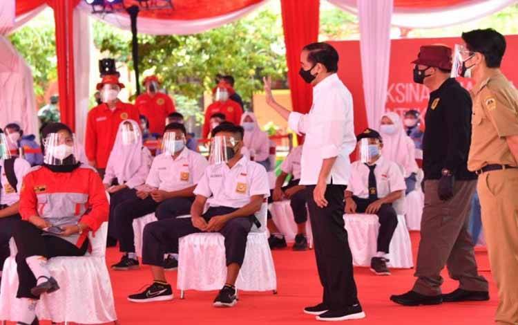 Presiden Jokowi saat meninjau vaksinasi COVID-19 bagi pelajar di di SMPN 3 Mejayan, Kabupaten Madiun, Jawa Timur, Kamis (19/8/2021)