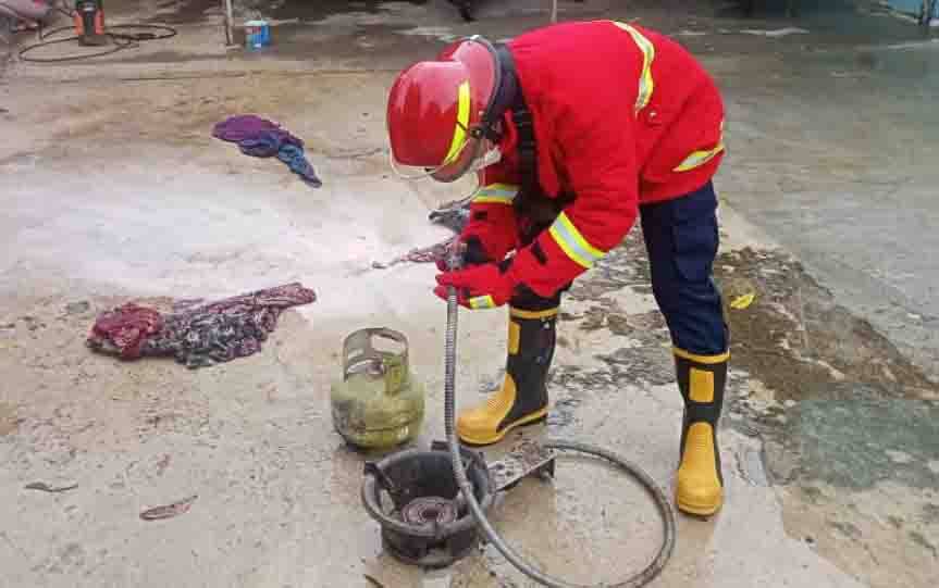 Anggota Damkar Kobar sedang memeriksa selang gas yang sempat mengeluarkan api akibat kebocoran komponen, Kamis, 19 Agustus 2021.