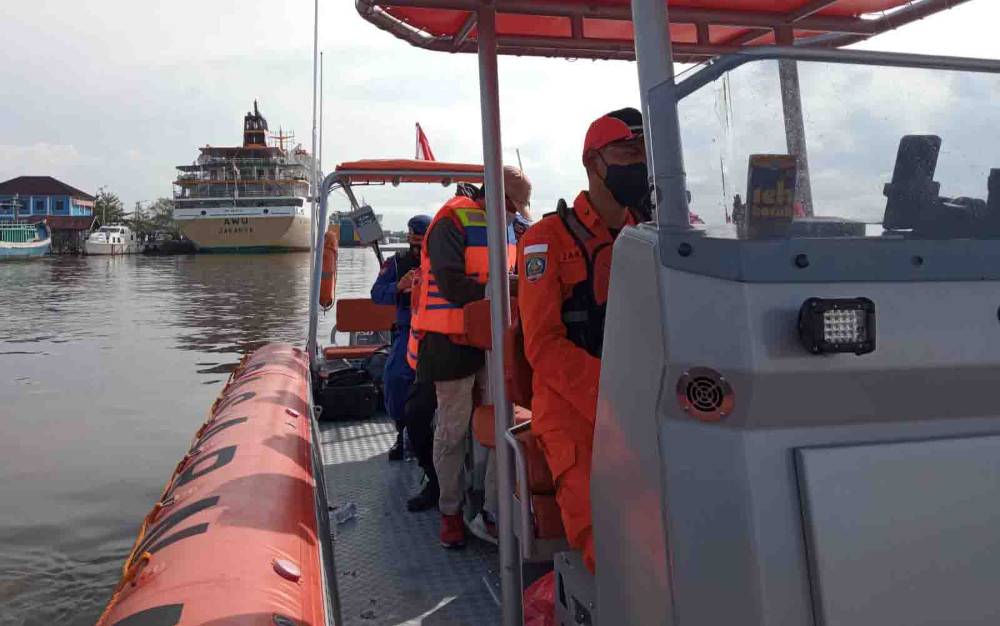Tim Basarnas saat melakukan pencarian korban KM Putri Ayu 3 yang tenggelam di perairan Kumai, Kamis, 19 Agustus 2021.