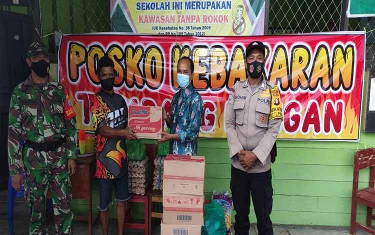 Penyerahan bantuan sembako untuk korban kebakaran di Tumbang Rungan