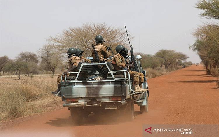 Arsip: Pasukan Burkina Faso melakukan patroli terhadap militan jihadis di jalan Gorgadji wilayah Sahel, Burkina Faso. ANTARA/REUTERS/Luc Gnago/aa.