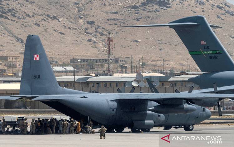 Pesawat Angkatan Udara AS di Bandara Internasional Hamid Karzai di Kabul, Afghanistan, Selasa (17/8/2021). Gambar diambil (17/8/2021). ANTARA FOTO/U.S. Air Force/Senior Airman Taylor Crul/Handout via REUTERS/WSJ/sa.
