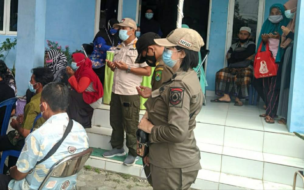 Personel Satpol PP dan Damkar Kapuas saat lakukan pengamanan pelaksanaan vaksinasi Covid-19 di Puskesmas Pulau Kupang.