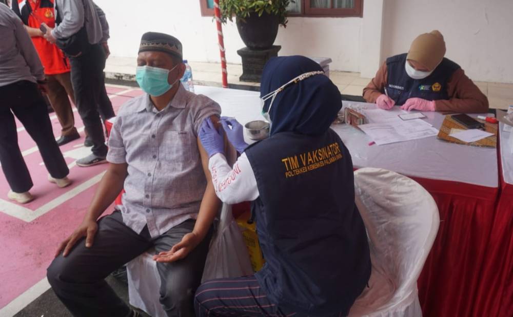 Salah satu peserta saat menerima vaksinasi dosis II di halaman kantor Kejati Kalteng.