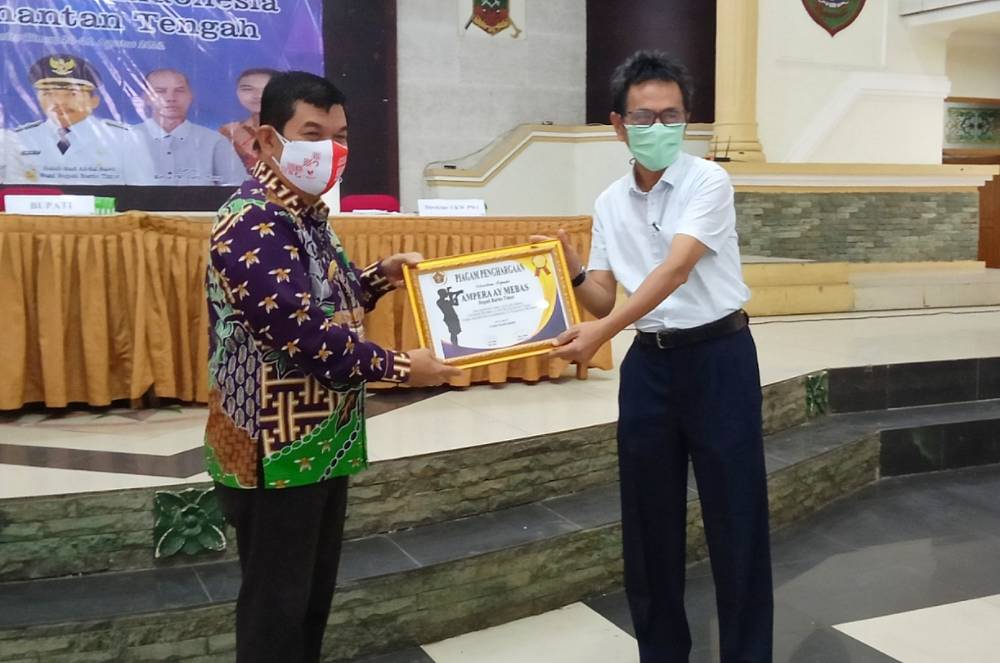 Bupati Barito Timur Ampera AY Mebas menerima penghargaan dari Direktur UKW PWI Prof Rajab Ritonga, usai membuka UKW angkatan ke XIV.