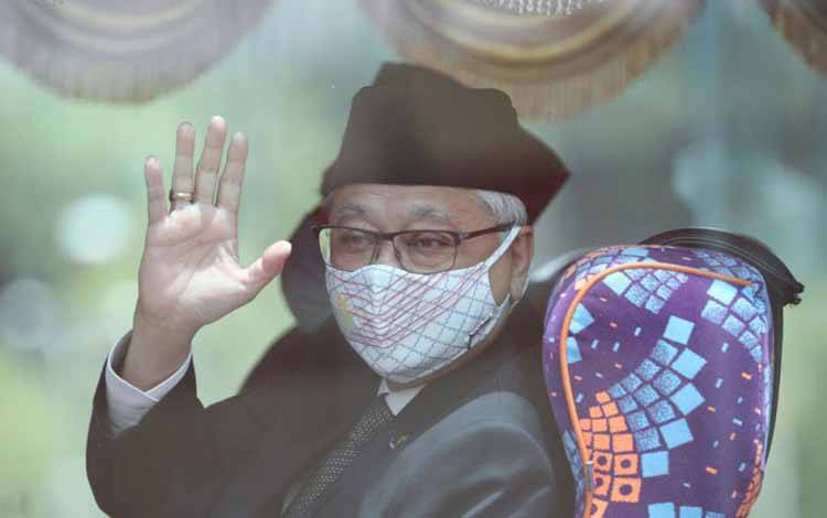 Mantan Wakil PM Malaysia Ismail Sabri Yaakob melambaikan tangan ke arah wartawan sebelum menemui Raja di Kuala Lumpur, Malaysia, Kamis (19/8/2021)