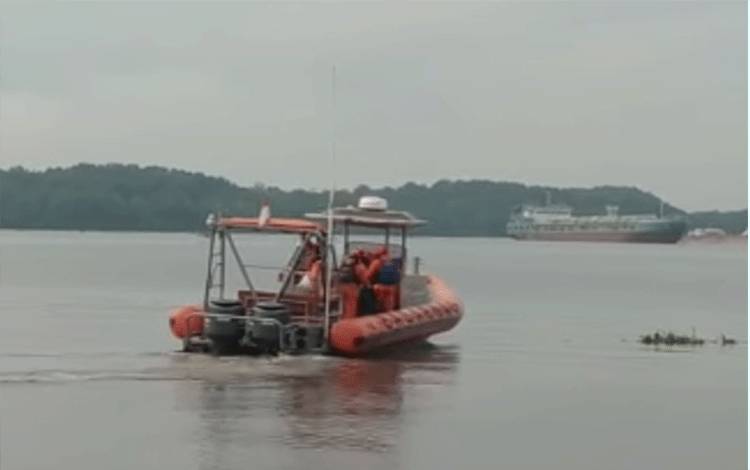 Tim SAR saat berangkat dari pelabuhan Kumai, untuk melakukan pencarian ABK Putri Ayu II yang tenggelam 16 Agustus 2021.