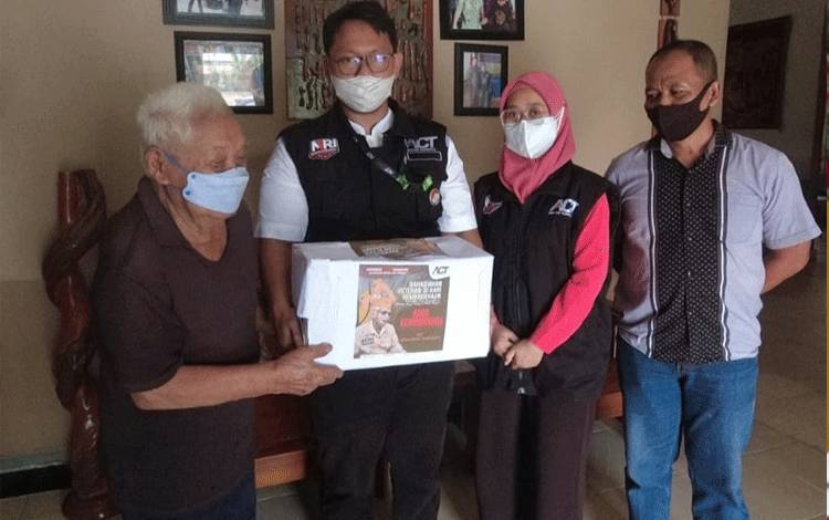 Tim Aksi Cepat Tanggap Kalimantan Tengah (Kalteng) didampingi (Kakanminvetcad) XII / 23 Plk Mayor Cba Murtiningsih saat menyerahkan bantuan tali asih sembako kepada veteran.