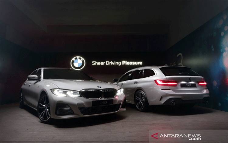 BMW 320i Touring dan BMW 330i Sedan. (ANTARA/BMW Group Indonesia)