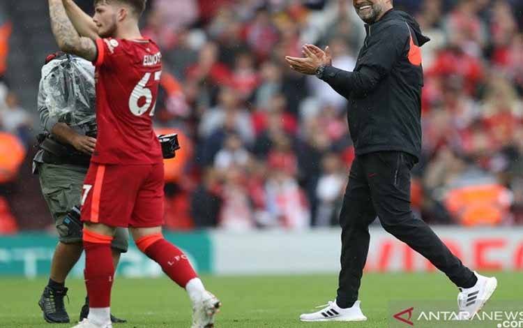 Manajer Liverpool Juergen Klopp (kanan) dan talenta muda Harvey Elliott merayakan kemenangan atas Burnley dalam lanjutan Liga Inggris di Stadion Anfield, Liverpool, Sabtu (21/8/2021)
