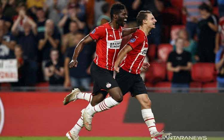 Bek PSV Eindhoven Olivier Boscagli (kanan) melakukan selebrasi bersama Ibrahim Sangare seusai mencetak gol pelengkap kemenangan atas Cambuur Leeuwarden dalam lanjutan Liga Belanda di Stadion Philips, Eindhoven, Belanda, Sabtu (21/8/2021) waktu setempat